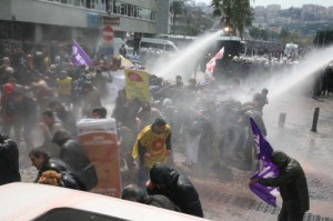 protest_police_teargas