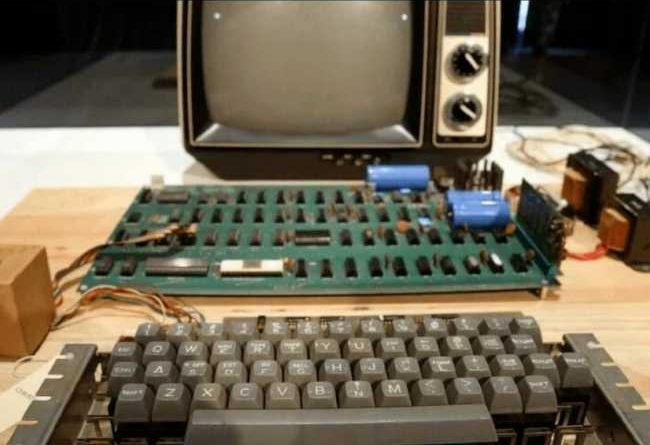At an auction in the USA, the original Apple 1 computer, designed by the co-founders of the technology giant Apple Steve Wozniak and Steve Jobs in 1976, found a buyer for 400 thousand dollars. According to the John Moran Auction House, the Apple-1 is one of the few surviving examples of Apple's first computer in the world in working order. The package on sale included an Apple-1 “NTI” motherboard, an Apple cassette adapter in a koa wooden box, as well as a Datanetics Keyboard Rev D, a 1986 Panasonic video monitor, an Apple-1 connection cable and a power supply. In addition, the Apple-1 Basic Manual, the Apple-1 Operating Manual, the original MOS 6502 programming manual, and two Apple-1 software cassettes are also included in the package sold. The computer was designed by Steve Wozniak, assembled and tested by Steve Jobs. There were only two owners of the Apple-1 available for sale. The auctioneer said that this particular sample was bought by an electronics professor and then sold to a student in 1977.