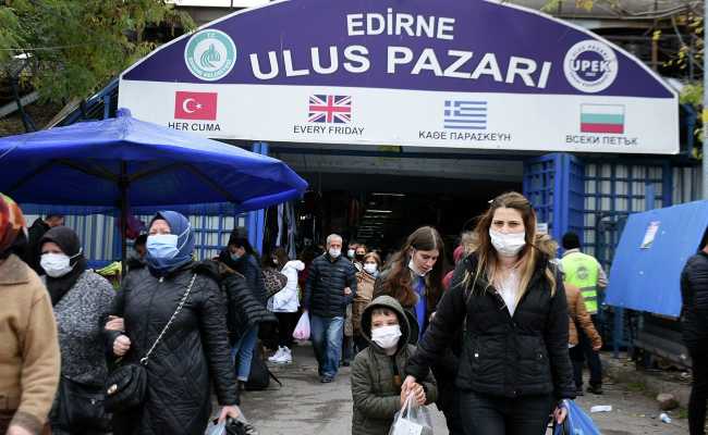 BULGARIAN TOURISTS COME TO SHOP IN EDIRNE