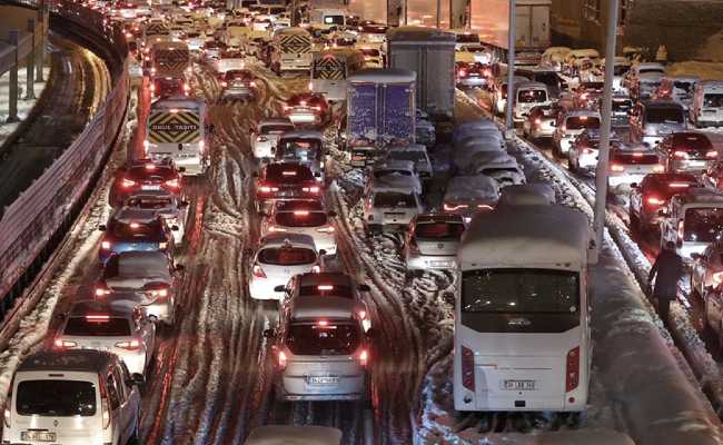 BOSPHORUS BRIDGE CLOSED TO TRAFFIC DUE TO SNOW