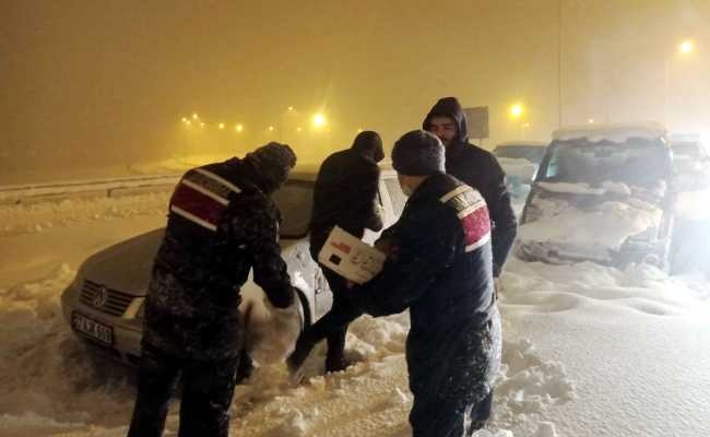 VEHICLES STUCK ON ROADS DUE TO HEACVY SNOWFALL IN GAZIANTEP