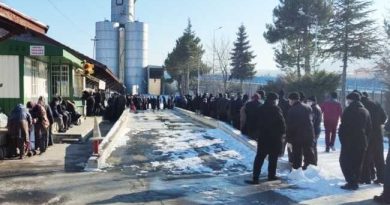 QUEQUE FOR SUNFLOWER OIL IN ISTANBUL