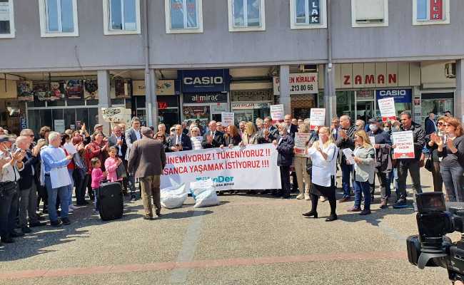 PEOPLE PROTESTING ECONOMY IN TURKEY