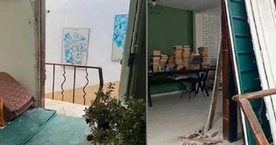 POLICE BREAK DOOR TO JOURNALIST HOME