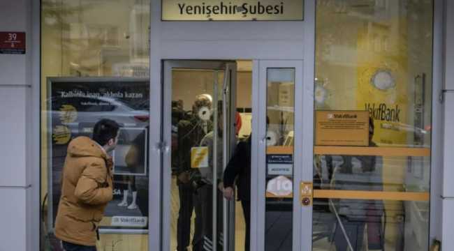 PERSON ATTACKS THE BANK