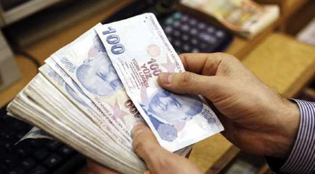 Hands counting money, representing 2025 rental income tax payments.