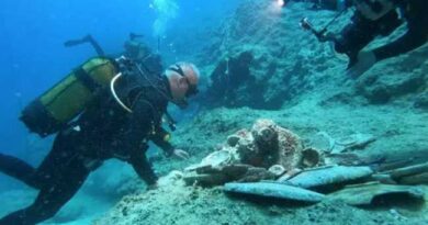 MINISTER DIVING UNDERWATER ARCHAEOLOGY 1