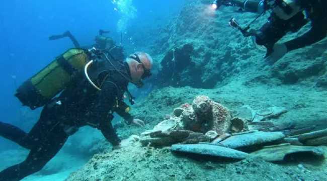 MINISTER DIVING UNDERWATER ARCHAEOLOGY 1