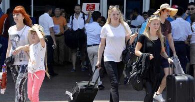 RUSSIAN-TOURISTS-051122