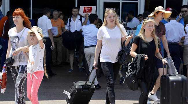 RUSSIAN-TOURISTS-051122