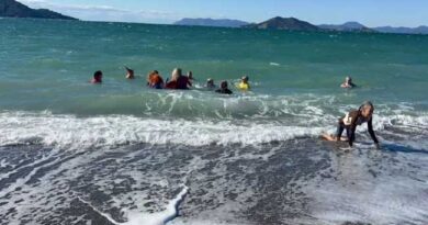 UK CITIZENS IN FETHIYE SWIM IN NEW YEAR