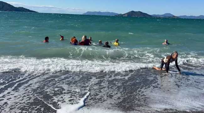 UK CITIZENS IN FETHIYE SWIM IN NEW YEAR