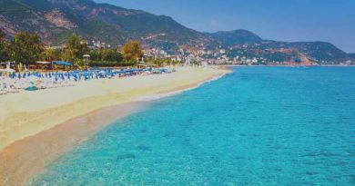 Alanya Beaches Packed as Summer Continues Into September